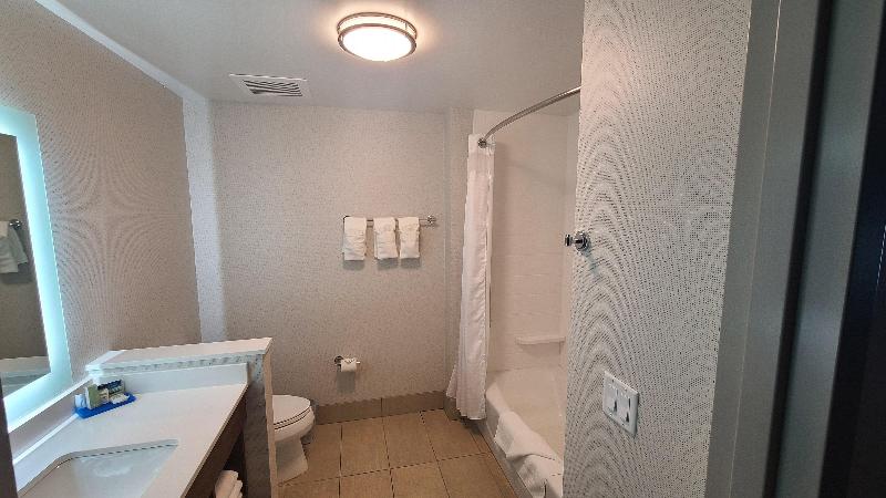 Holiday Inn Express & Suites Chico By IHG image