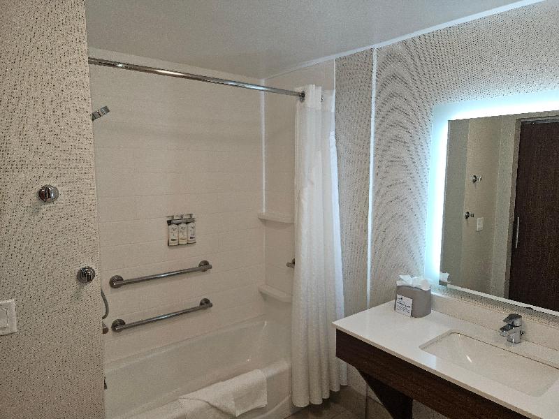 Holiday Inn Express & Suites Chico By IHG image
