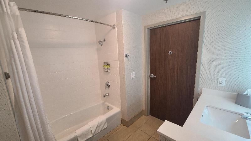 Holiday Inn Express & Suites Chico By IHG image