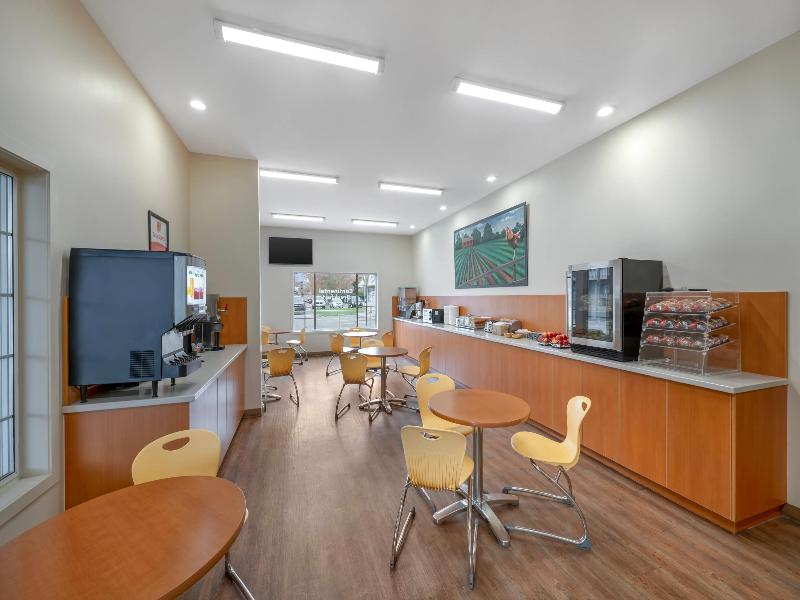 Econo Lodge Inn & Suites Kelowna image