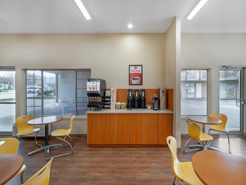 Econo Lodge Inn & Suites Kelowna image