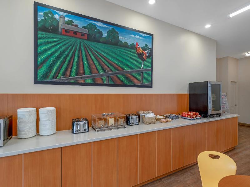 Econo Lodge Inn & Suites Kelowna image