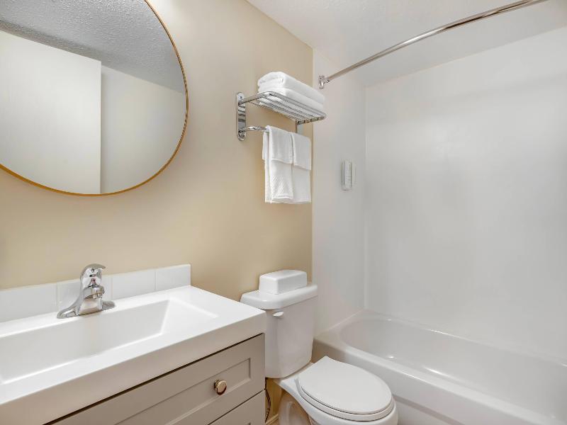 Econo Lodge Inn & Suites Kelowna image