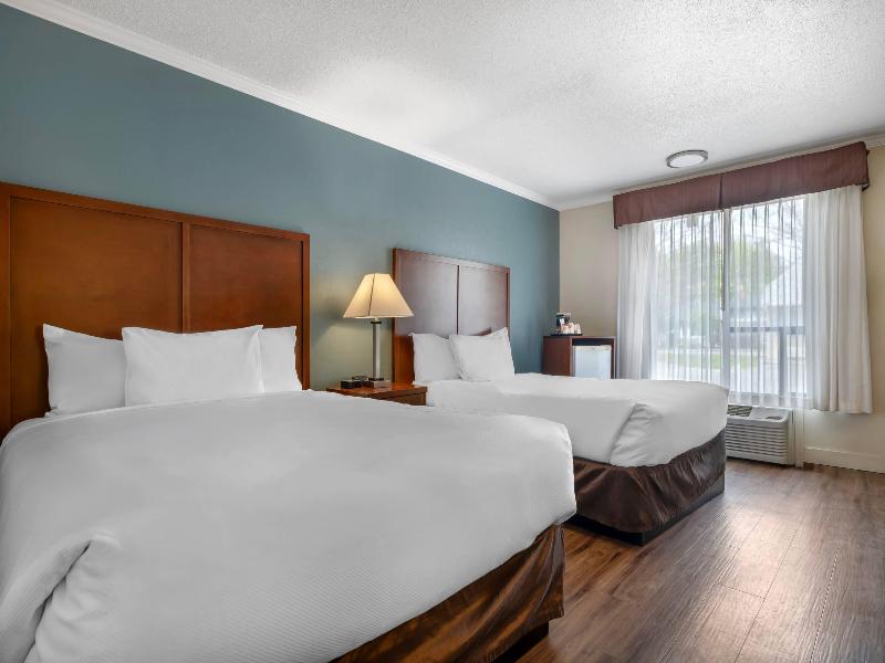 Econo Lodge Inn & Suites Kelowna image