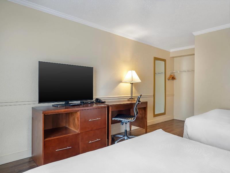 Econo Lodge Inn & Suites Kelowna image