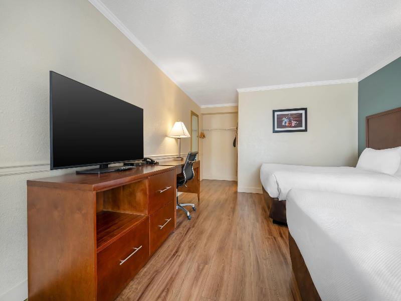 Econo Lodge Inn & Suites Kelowna image