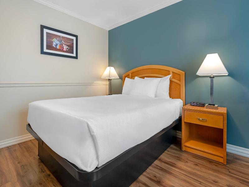 Econo Lodge Inn & Suites Kelowna image