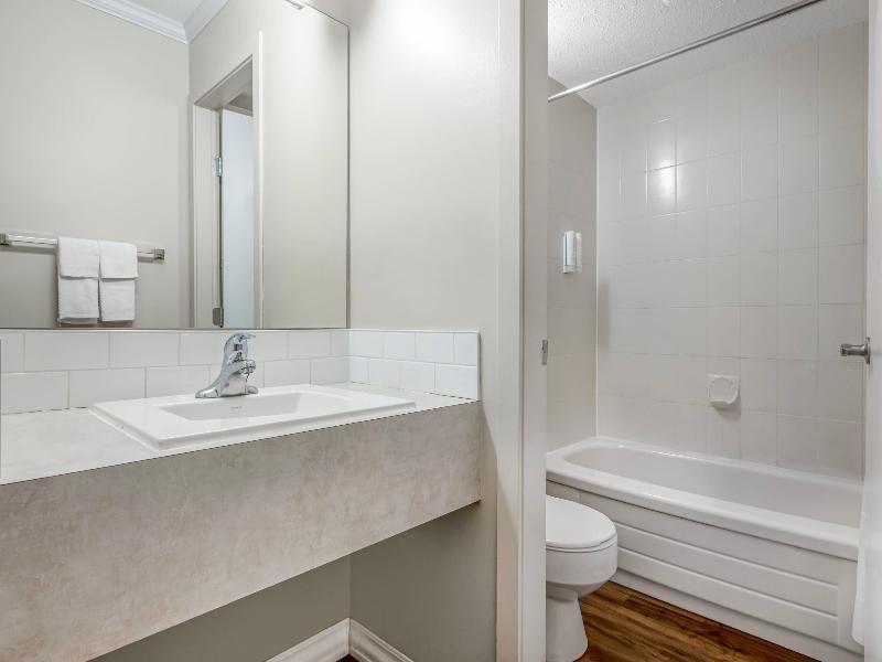 Econo Lodge Inn & Suites Kelowna image
