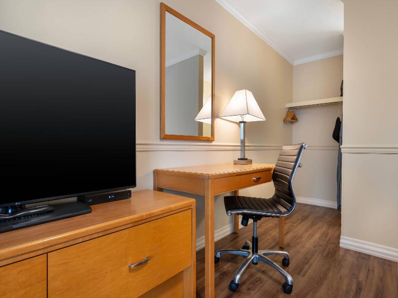 Econo Lodge Inn & Suites Kelowna image