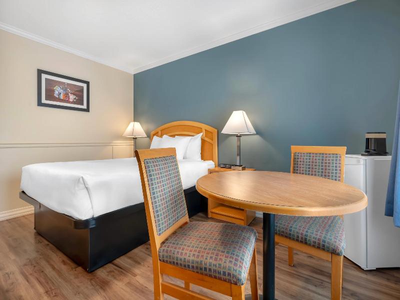 Econo Lodge Inn & Suites Kelowna image