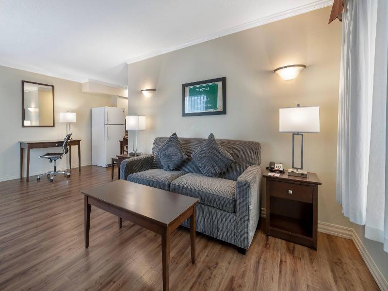 Econo Lodge Inn & Suites Kelowna image