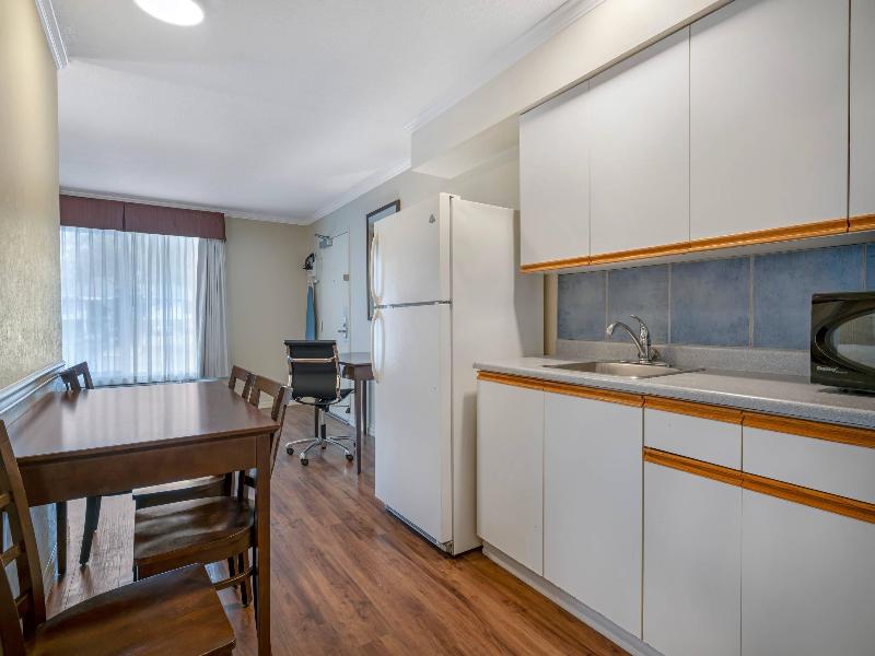 Econo Lodge Inn & Suites Kelowna image