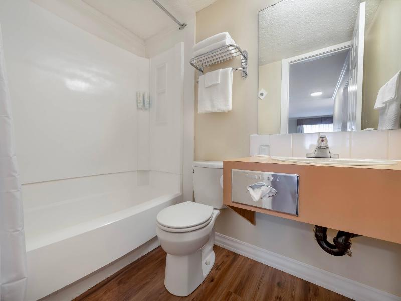 Econo Lodge Inn & Suites Kelowna image