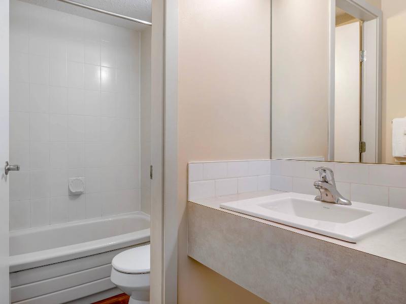 Econo Lodge Inn & Suites Kelowna image