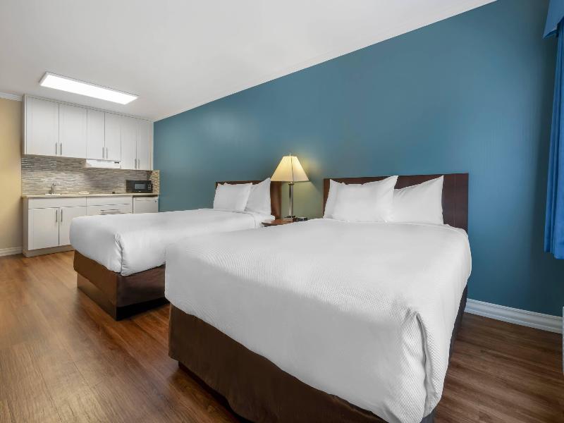 Econo Lodge Inn & Suites Kelowna image