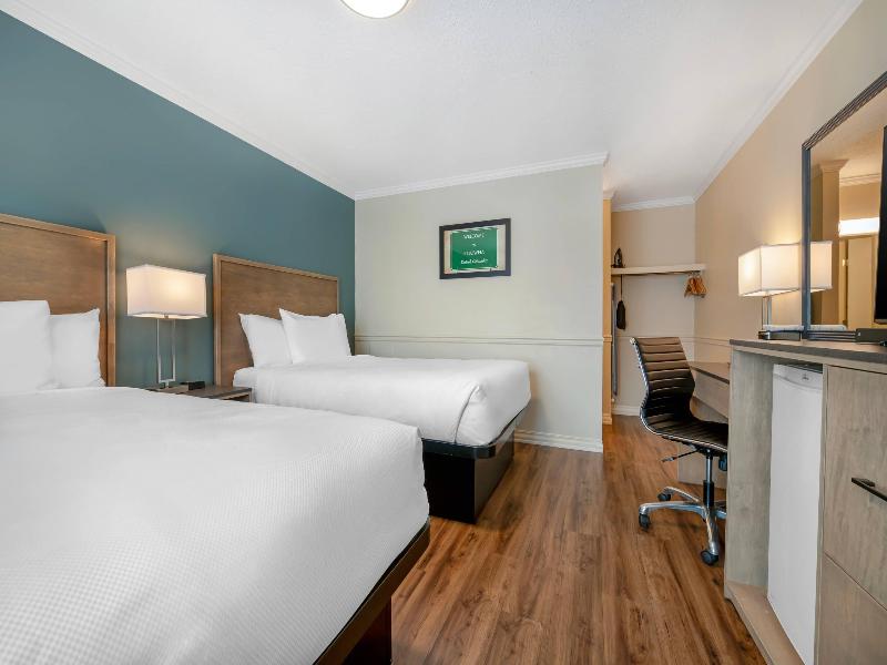 Econo Lodge Inn & Suites Kelowna image