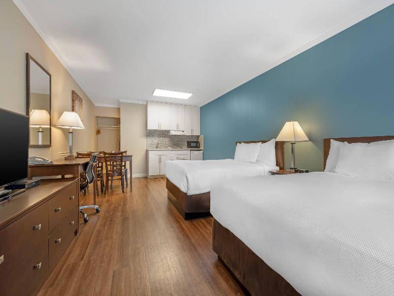 Econo Lodge Inn & Suites Kelowna image