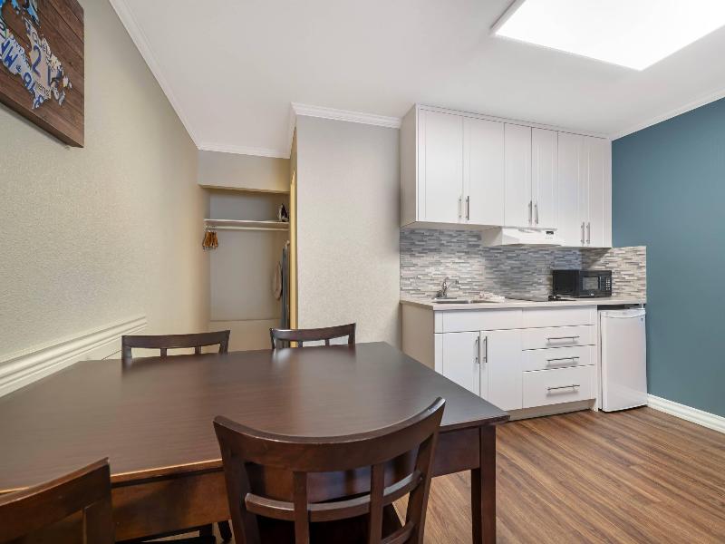 Econo Lodge Inn & Suites Kelowna image