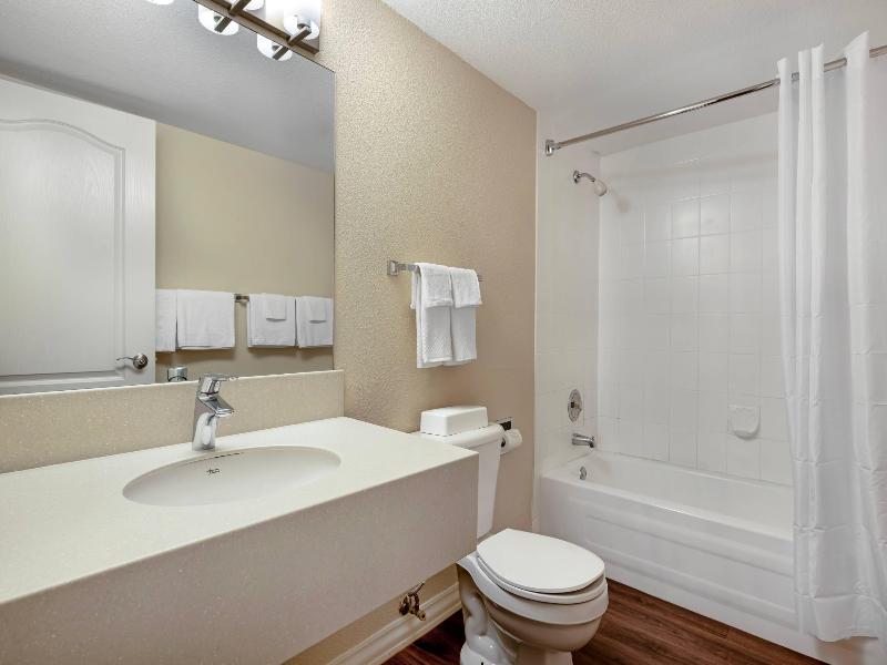 Econo Lodge Inn & Suites Kelowna image