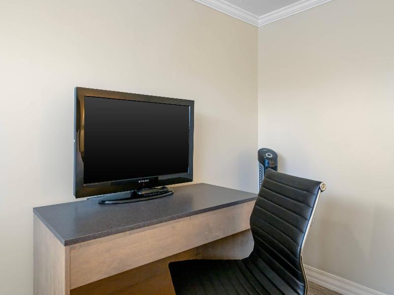Econo Lodge Inn & Suites Kelowna image