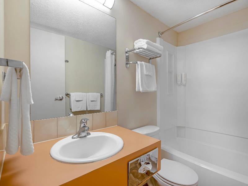 Econo Lodge Inn & Suites Kelowna image