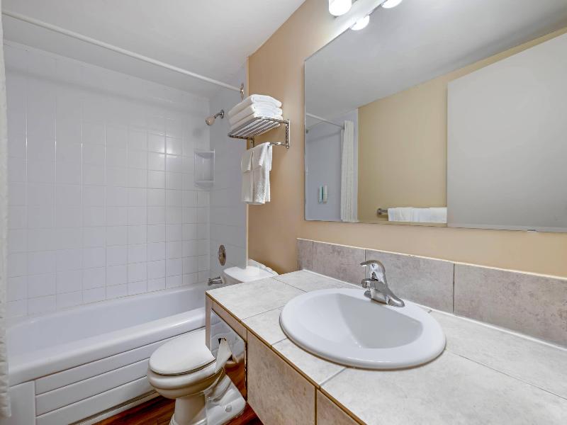 Econo Lodge Inn & Suites Kelowna image