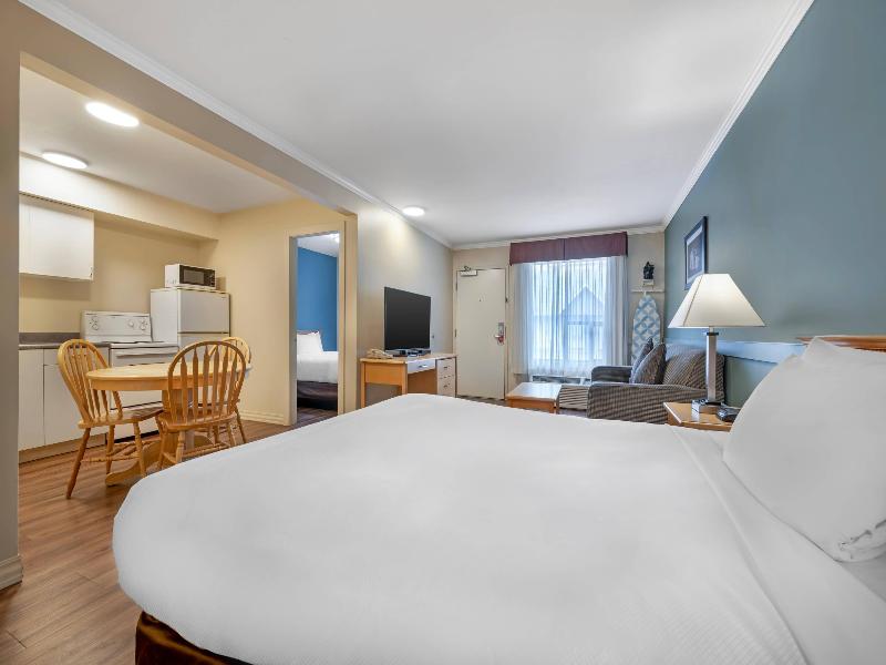 Econo Lodge Inn & Suites Kelowna image