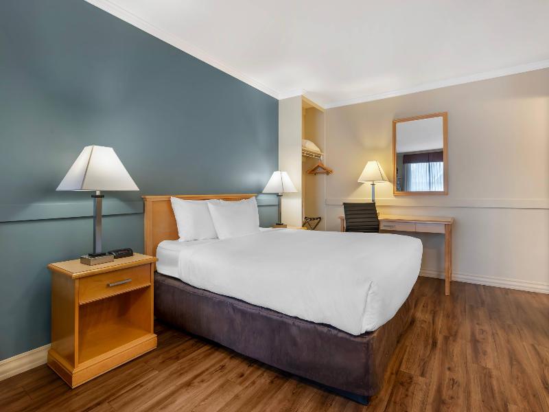 Econo Lodge Inn & Suites Kelowna image