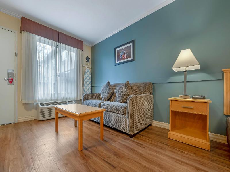 Econo Lodge Inn & Suites Kelowna image