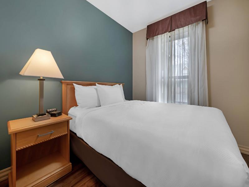 Econo Lodge Inn & Suites Kelowna image