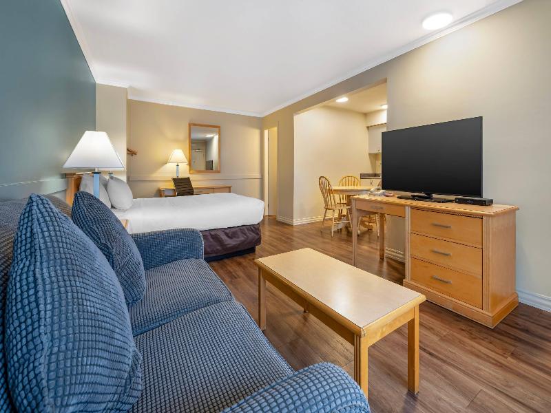 Econo Lodge Inn & Suites Kelowna image