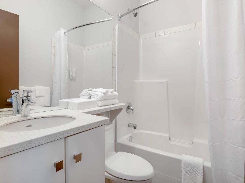 Econo Lodge Inn & Suites Kelowna image