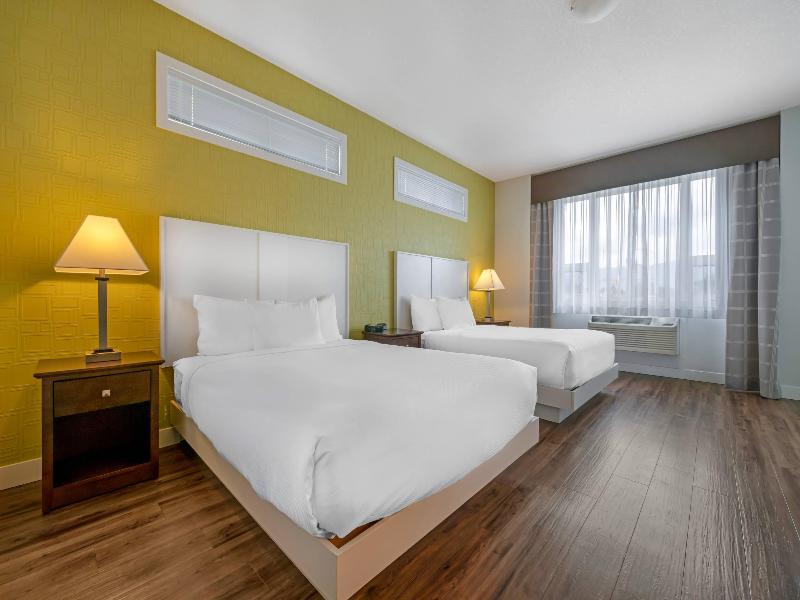 Econo Lodge Inn & Suites Kelowna image