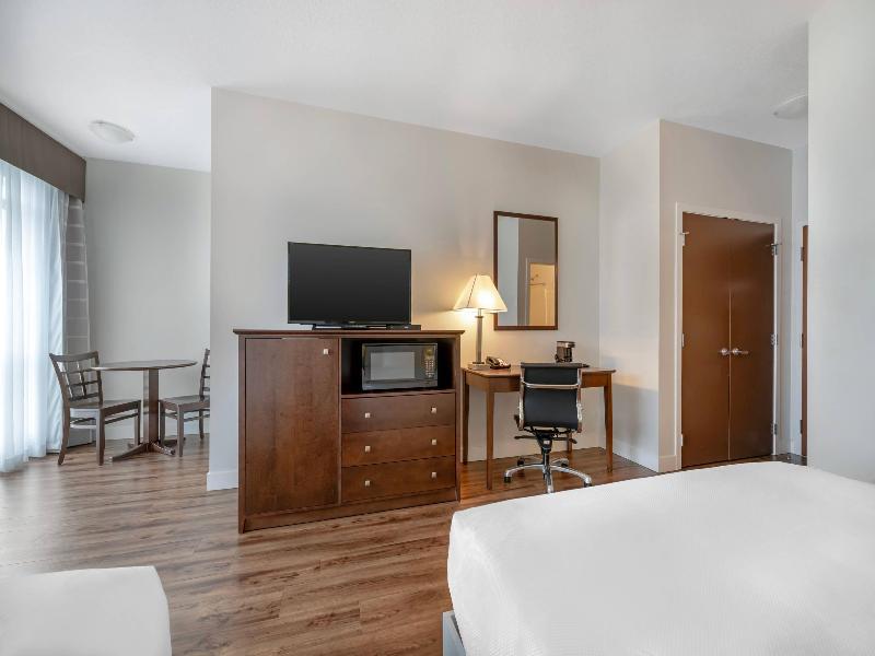 Econo Lodge Inn & Suites Kelowna image