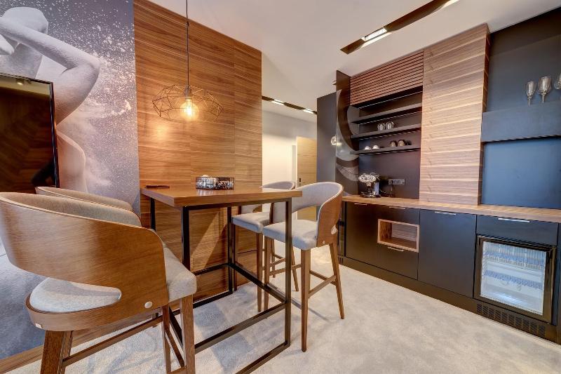 Black Pearl Luxury Suites image