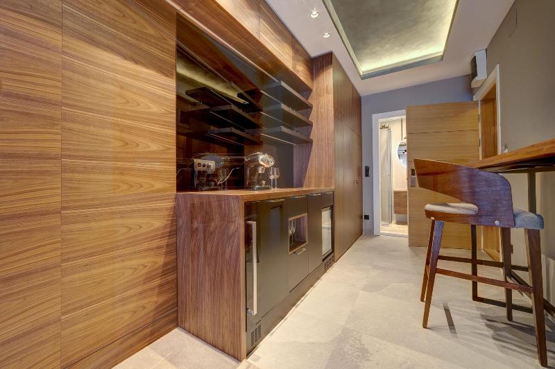 Black Pearl Luxury Suites image
