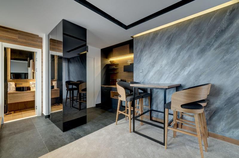 Black Pearl Luxury Suites image