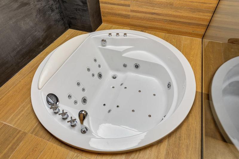 Black Pearl Luxury Suites image