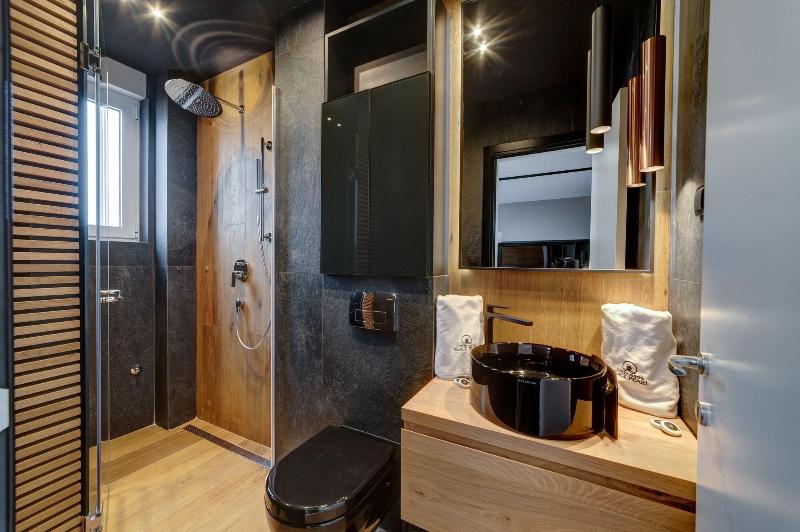 Black Pearl Luxury Suites image
