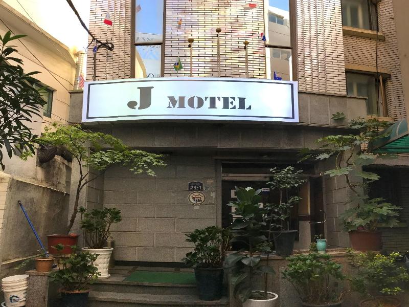 J Motel image