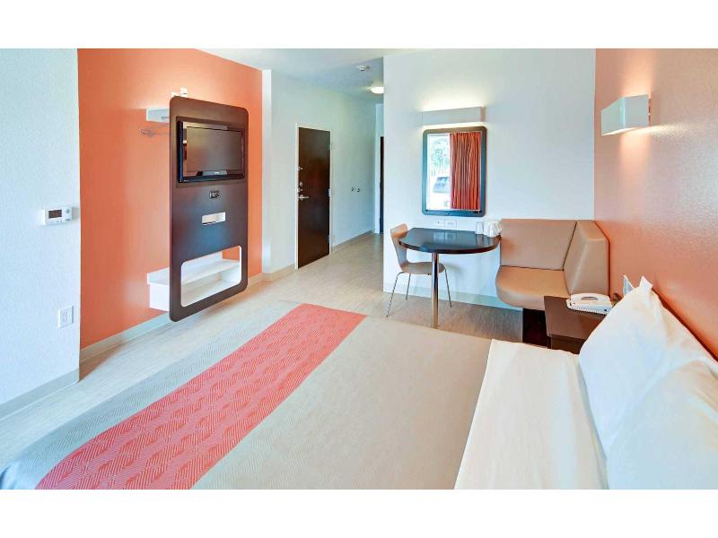 Motel 6-Roanoke, TX - Northlake - Speedway GA image
