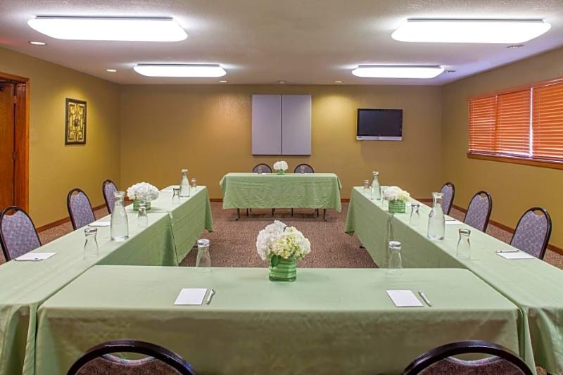 Cloverleaf Suites Kansas City Overland Park