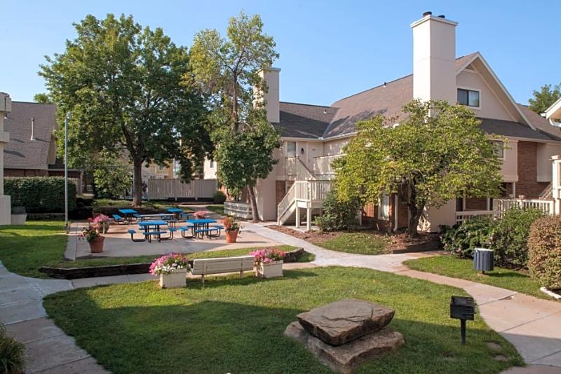 Cloverleaf Suites Kansas City Overland Park