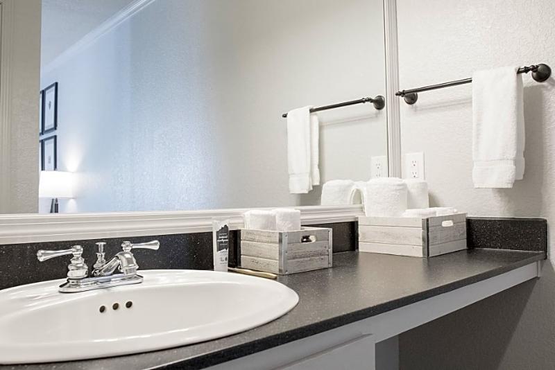 Cloverleaf Suites Kansas City Overland Park