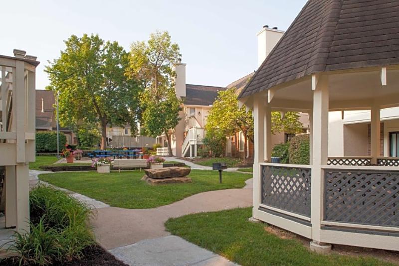 Cloverleaf Suites Kansas City Overland Park