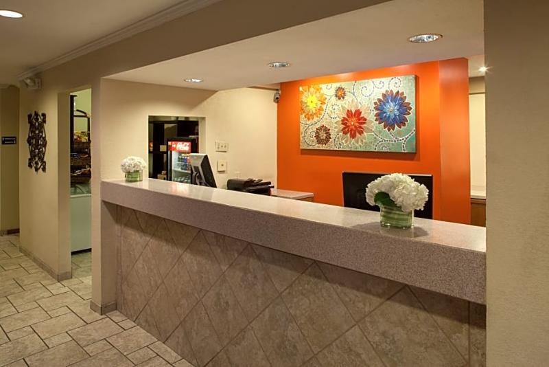 Cloverleaf Suites Kansas City Overland Park