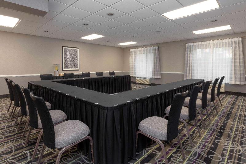 La Quinta Inn Suites By Wyndham Clifton Rutherford image