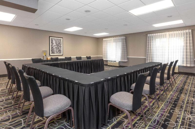 La Quinta Inn Suites By Wyndham Clifton Rutherford image