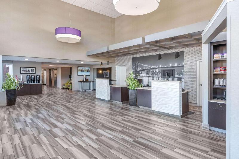 La Quinta Inn Suites By Wyndham Clifton Rutherford image