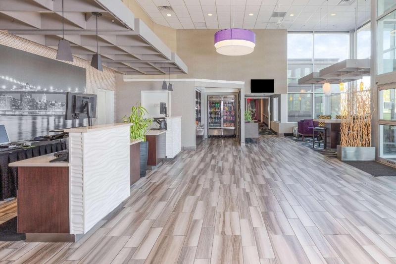 La Quinta Inn Suites By Wyndham Clifton Rutherford image
